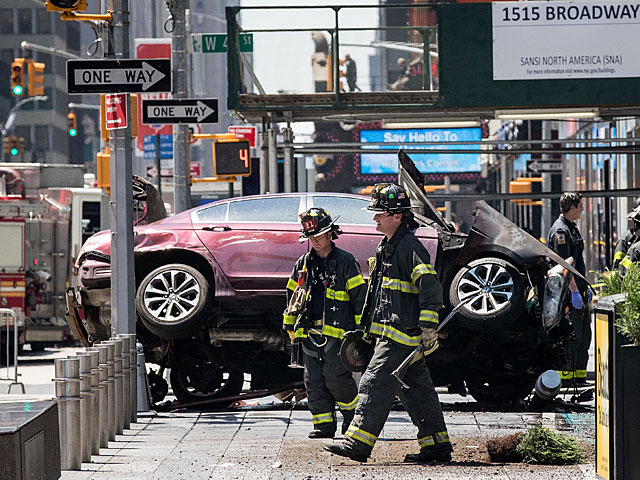 В Нью-Йорке автомобиль врезался в толпу пешеходов: есть жертвы   