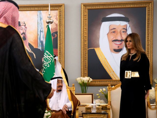 Меланья Трамп во время встречи с королем Саудовской Аравии. Эр-Рияд, 20 мая 2017 года