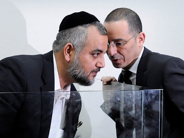 Вице-мэр Ашдода Амрам Кнафо (слева) в суде Ришон ле-Циона. 19 марта 2012 года   