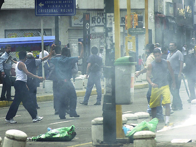 СМИ: в Венесуэле протестующими разграблен и подожжен дом экс-президента Уго Чавеса