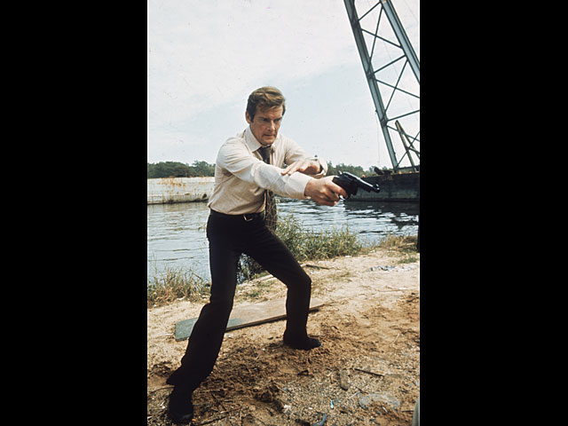 Роджер Мур на съемках фильма "Живи и дай умереть", 1973 год    