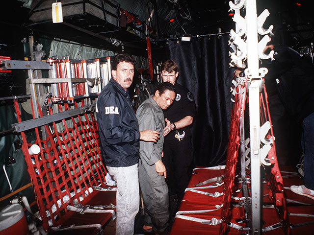 Мануэль Норьега в самолете ВВС США  с сотрудниками Агентства США по контролю за наркотиками в 1990-м году