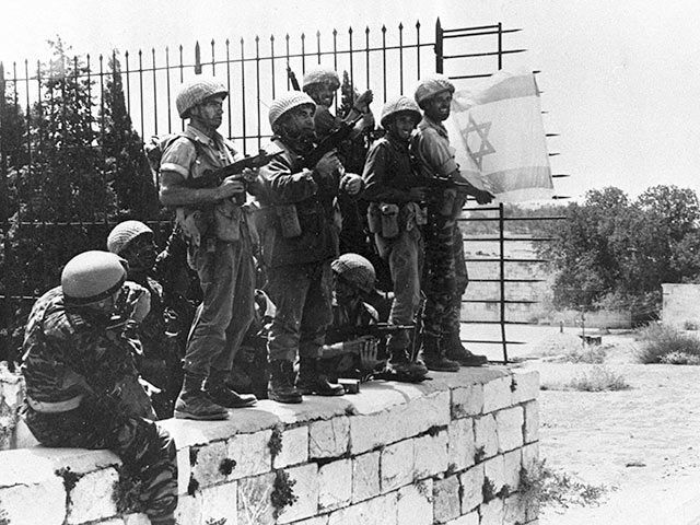 Израильские военнослужащие поднимают флаг над Стеной плача, 7 июня 1967 года 