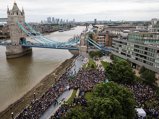 Сотни людей собрались в память жертв терактов 3 июня. Лондон, 5 июня 2017 год