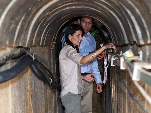 Посол США в ООН Ники Хейли осматривает туннель