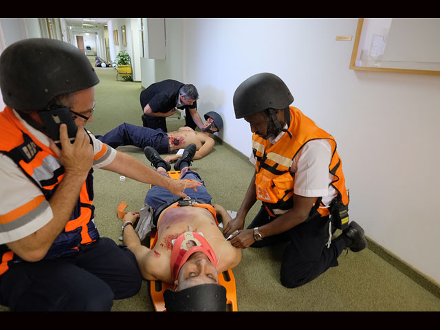 "Землетрясение" в Кнессете: эвакуация раненых депутатов
