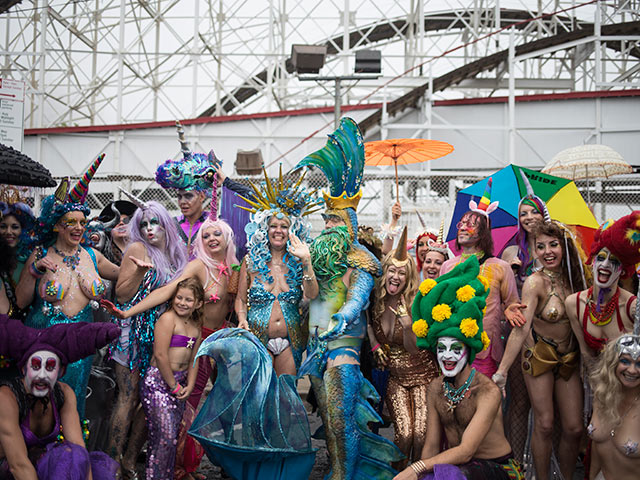 Русалки и посейдоны Нью-Йорка: фоторепортаж с карнавала Mermaid Parade