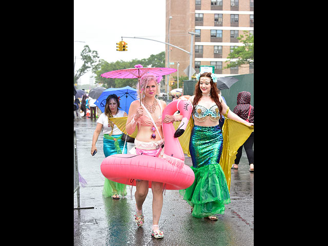 Русалки и посейдоны Нью-Йорка: фоторепортаж с карнавала Mermaid Parade