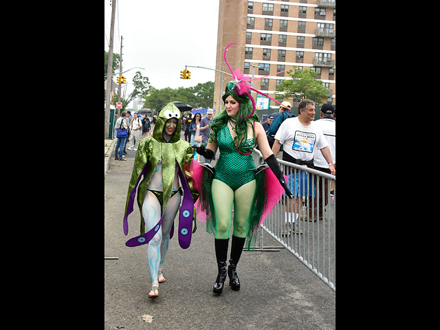 Русалки и посейдоны Нью-Йорка: фоторепортаж с карнавала Mermaid Parade