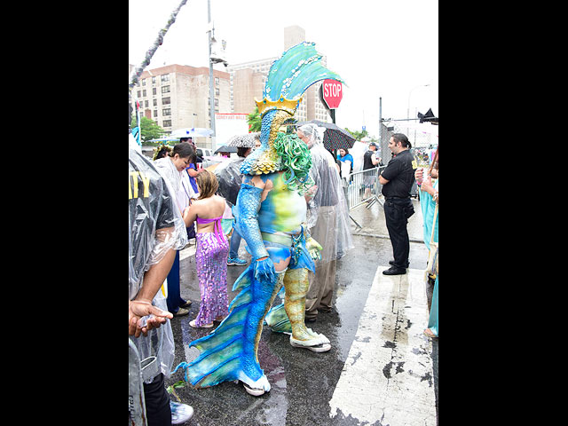 Русалки и посейдоны Нью-Йорка: фоторепортаж с карнавала Mermaid Parade