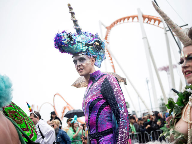 Русалки и посейдоны Нью-Йорка: фоторепортаж с карнавала Mermaid Parade