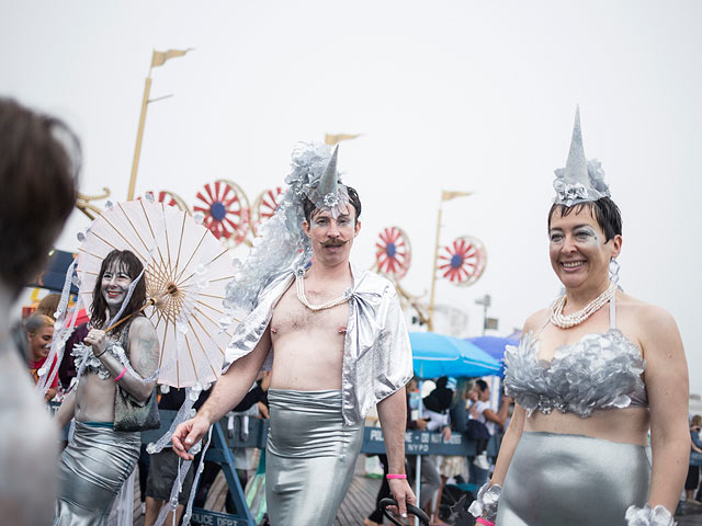 Русалки и посейдоны Нью-Йорка: фоторепортаж с карнавала Mermaid Parade