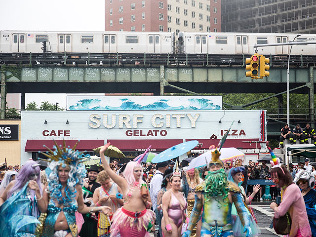 Русалки и посейдоны Нью-Йорка: фоторепортаж с карнавала Mermaid Parade