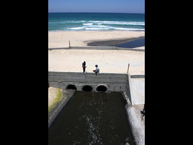 Сточные воды на побережье Газы