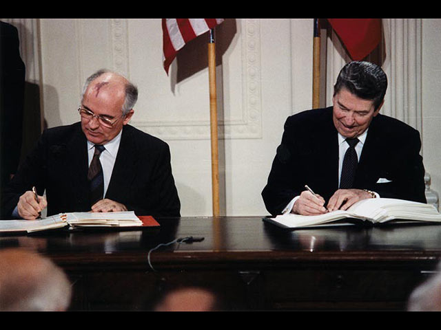 Генеральный секретарь ЦК КПСС М. С. Горбачёв и президент США Р. Рейган подписывают Договор в Белом доме, 1987 год
