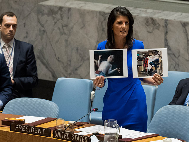 Постпред США в ООН Никки Хейли с фотографиями жертв химической атаки в Сирии   