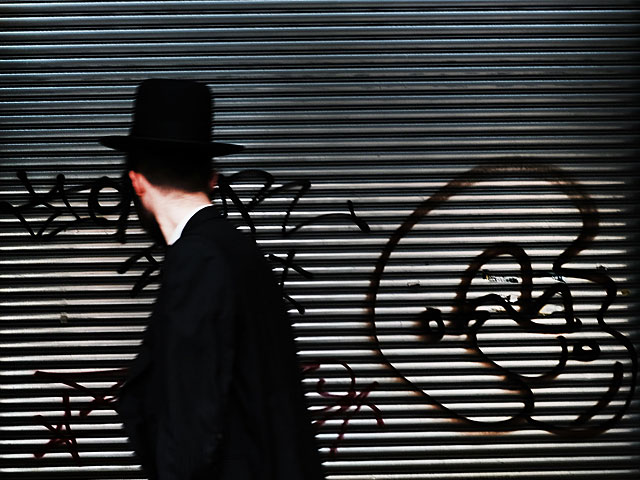 Подросток изрисовал здания еврейского лагеря антисемитскими граффити   