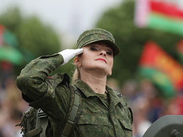 Парад независимой Беларуси: танки, трактора и диваны