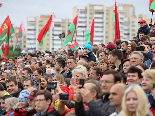 Парад независимой Беларуси: танки, трактора и диваны