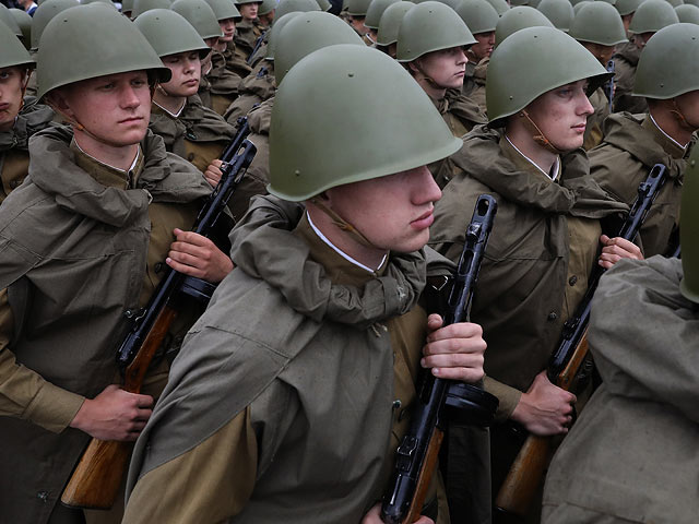 Парад независимой Беларуси: танки, трактора и диваны