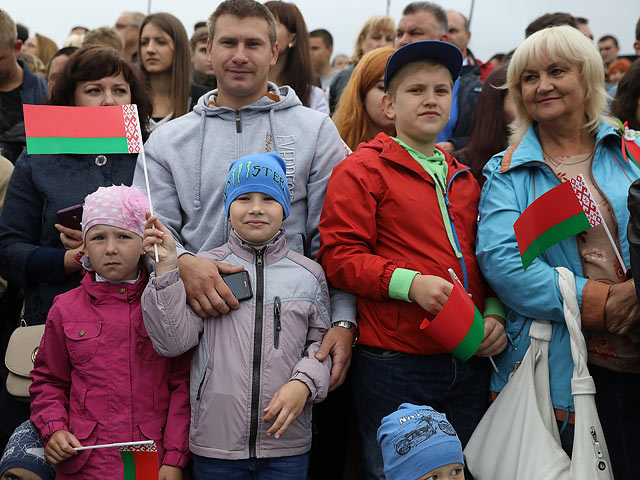 Парад независимой Беларуси: танки, трактора и диваны