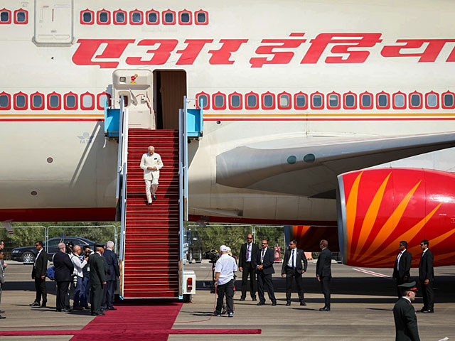 Глава правительства Индии Нарендра Моди прибыл в Израиль  