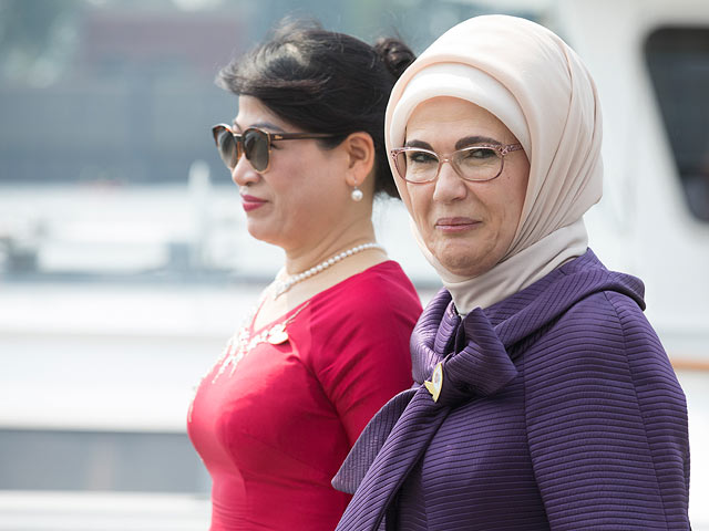 Ириана Джоко Видодо, жена президента Индонезии,  и Эмине Эрдоган, жена президента Турции