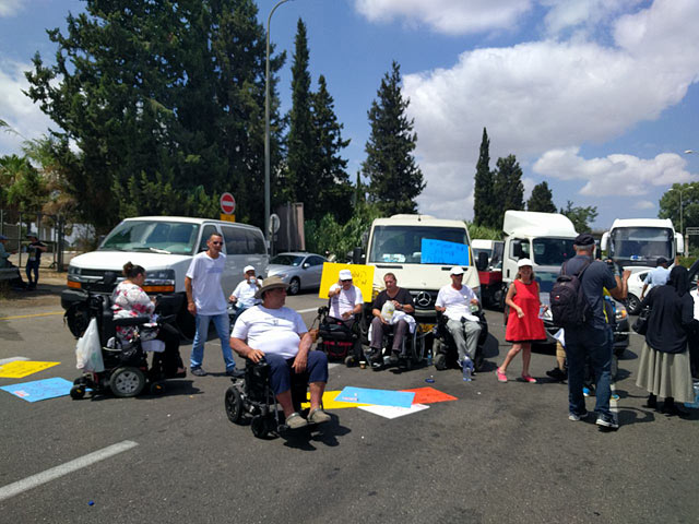 Демонстрация инвалидов, шоссе &#8470;4 блокировано  