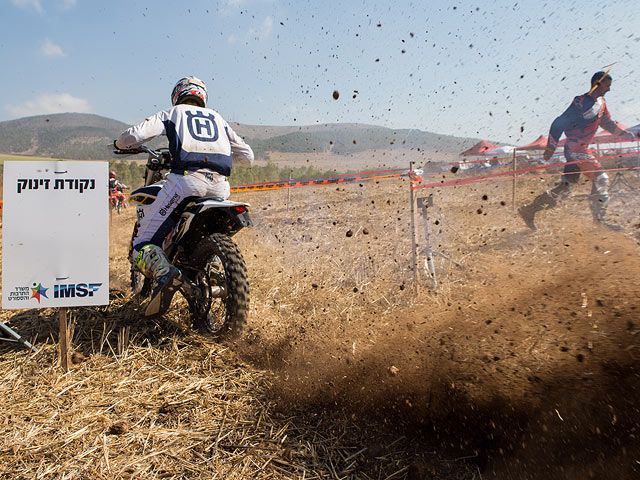 По пескам и грязи: гонка мотоциклистов под Афулой  