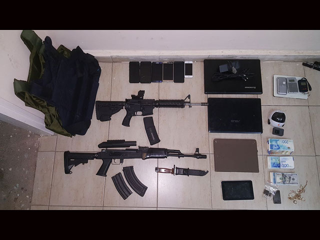 В квартире также были найдены две винтовки М16, автомат Калашникова, бронежилеты, обоймы, телескопический прицел, холодное оружие и около 40 тыс. шекелей наличными деньгами