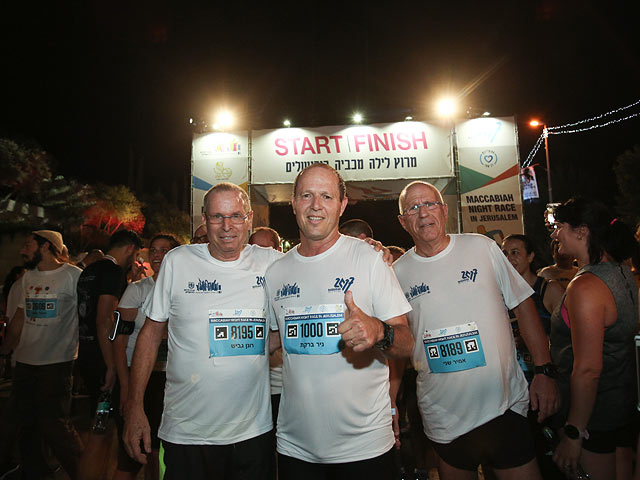 Нир Баркат (в центре) на ночном забеге в Иерусалиме