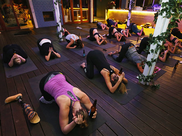 "Пивная йога": необычная тренировка в Австралии