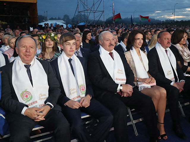 Александр Лукашенко появился на концерте с 21-летней фотомоделью  