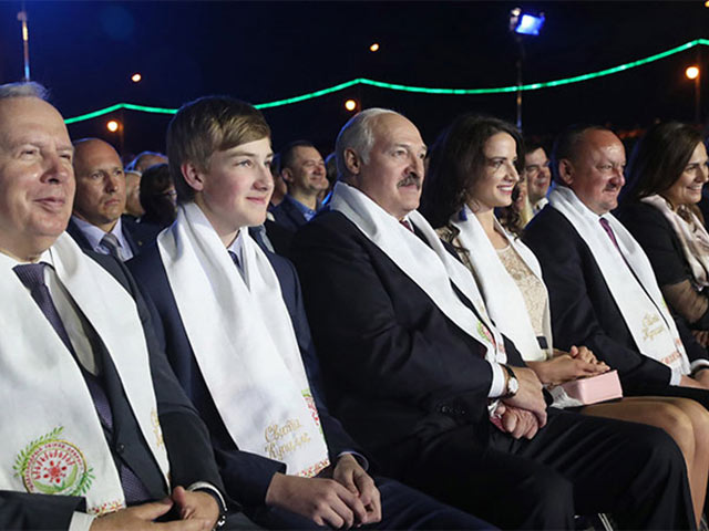 Александр Лукашенко появился на концерте с 21-летней фотомоделью  