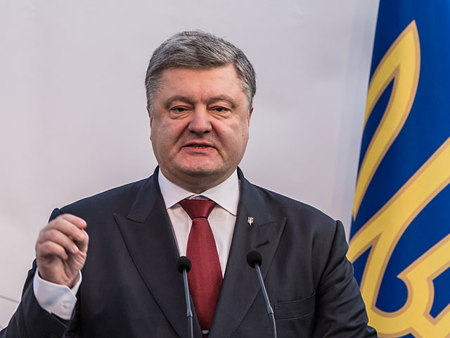 Законопроект предлагает возможность введения в регионе военного положения по распоряжению президента Украины Петра Порошенко
