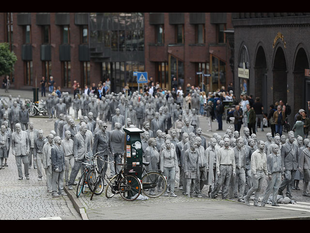 Арт-шоу в Гамбурге: "зомби" требуют гуманизма от депутатов G20