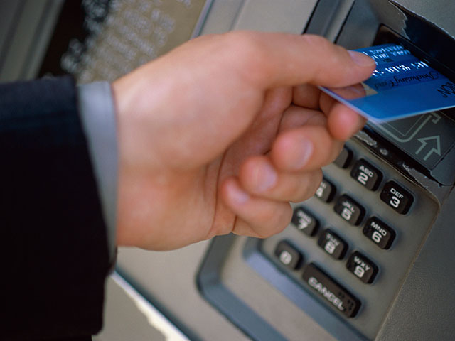 Подозрение: жители Бат-Яма снимали деньги с помощью поддельных кредитных карточек    