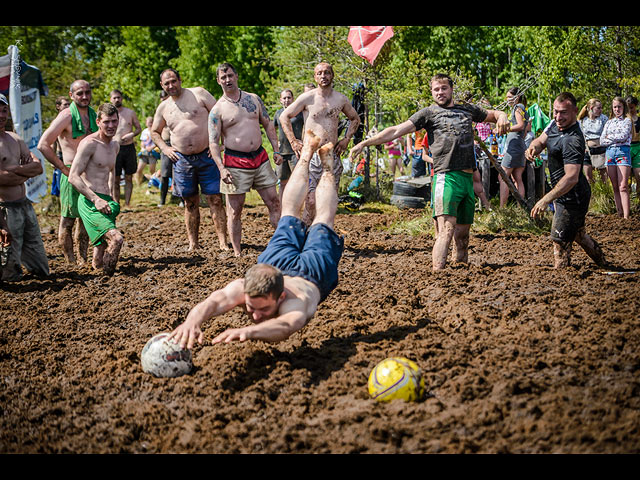 Футбол на болоте: так играют чемпионы мира