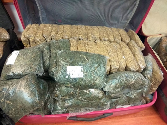 Подозрение: жители Яффо хранили в чемоданах 50 килограммов наркотических веществ  