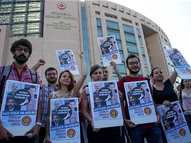 В Турции начался процесс над журналистами, их обвиняют в терроре    