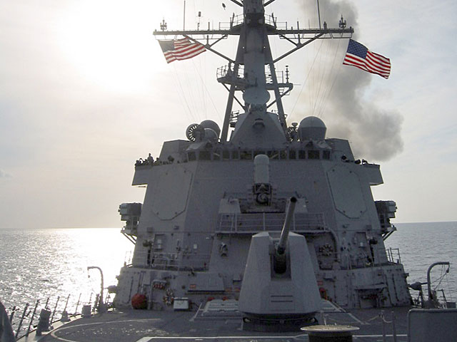 Корабль ВМС США открыл предупредительный огонь в сторону иранского судна  