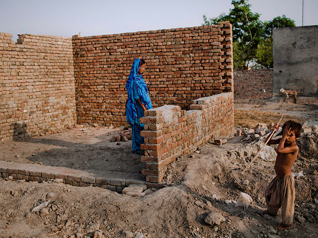 Старейшины пакистанской деревни приказали изнасиловать девушку, чтобы отомстить ее брату    