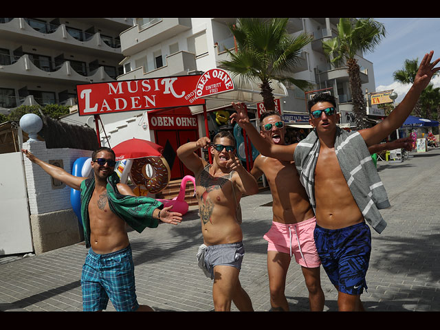 Молодежь развлекается на пляжах и в клубах Пальма-де-Майорки