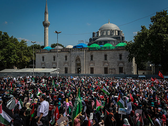 В Стамбуле прошел многотысячный митинг против "оккупации мечети Аль-Аксы"    