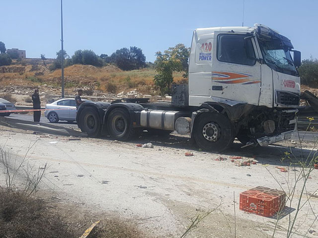 На шоссе &#8470;60 произошло ДТП с участием израильского и палестинского грузовиков    