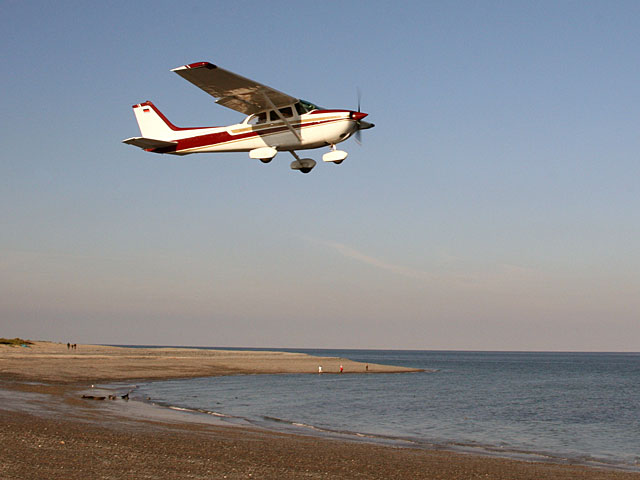 Трагедия на пляже: в результате аварийной посадки самолета погибли два человека    