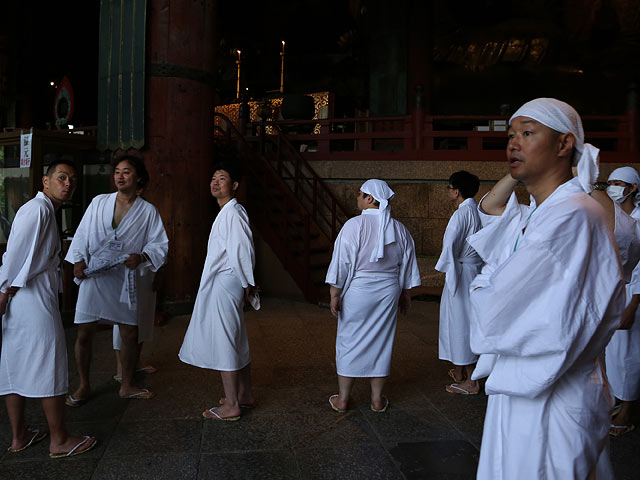 Традиционное "очищение Будды" в Наре