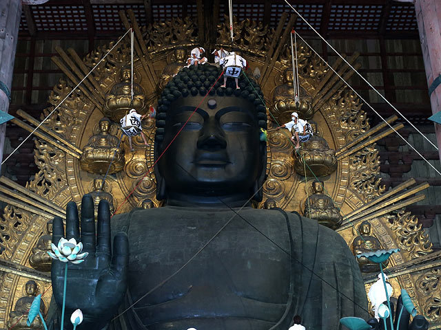 Традиционное "очищение Будды" в Наре