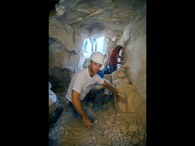 Йонатан Адлер на месте раскопок