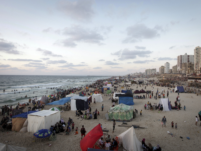 На городском пляже Газы